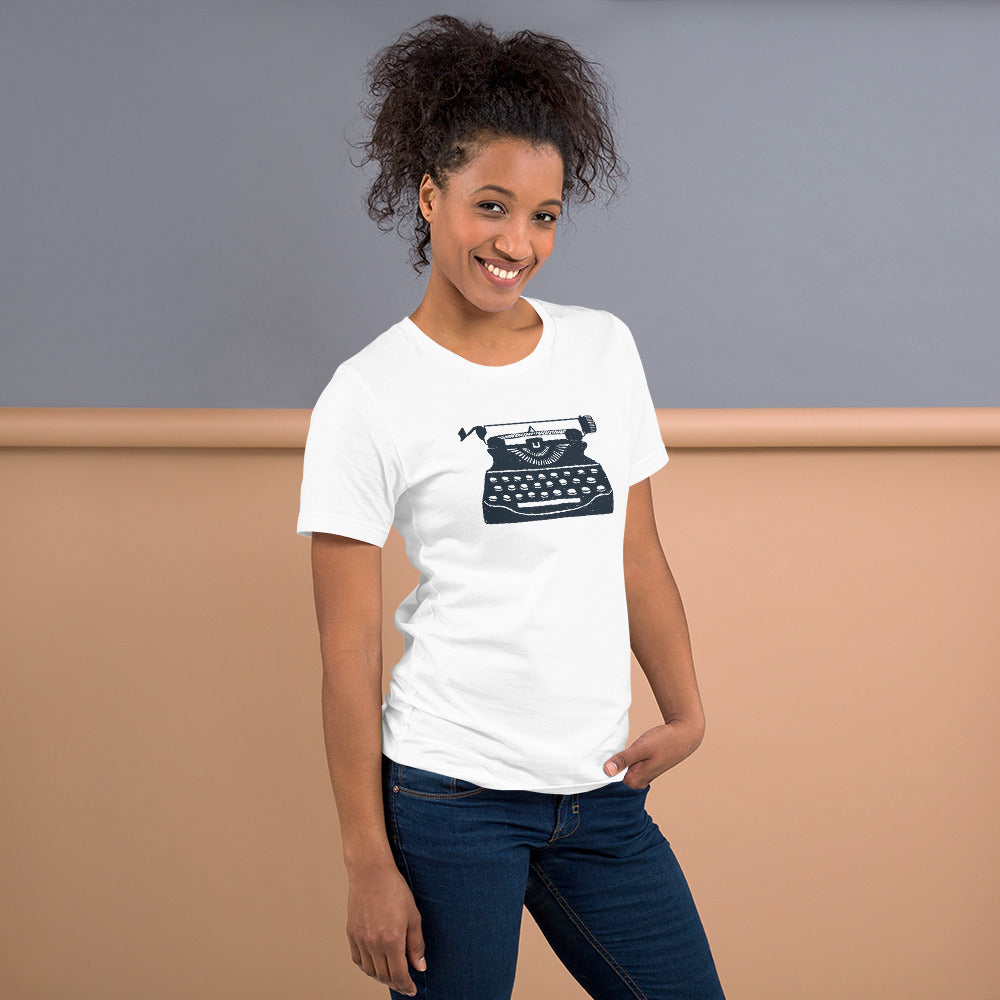 Retro Typewriter T-Shirt – A Classic Look for Wordsmiths & Dreamers!